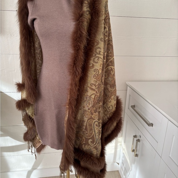 Adrienne Landau Brown Paisley Wrap with Fur Trim - Picture 5 of 6